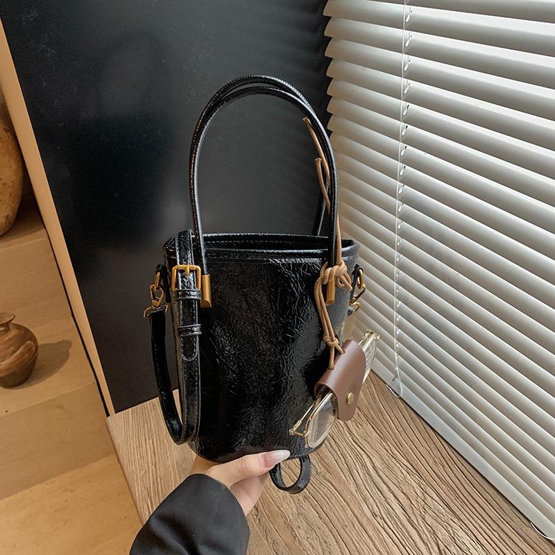 

Сегодняшние популярные маленькие сумки для женщин летние новые простые и универсальные сумки-мессенджеры сумки-ведра чёрный