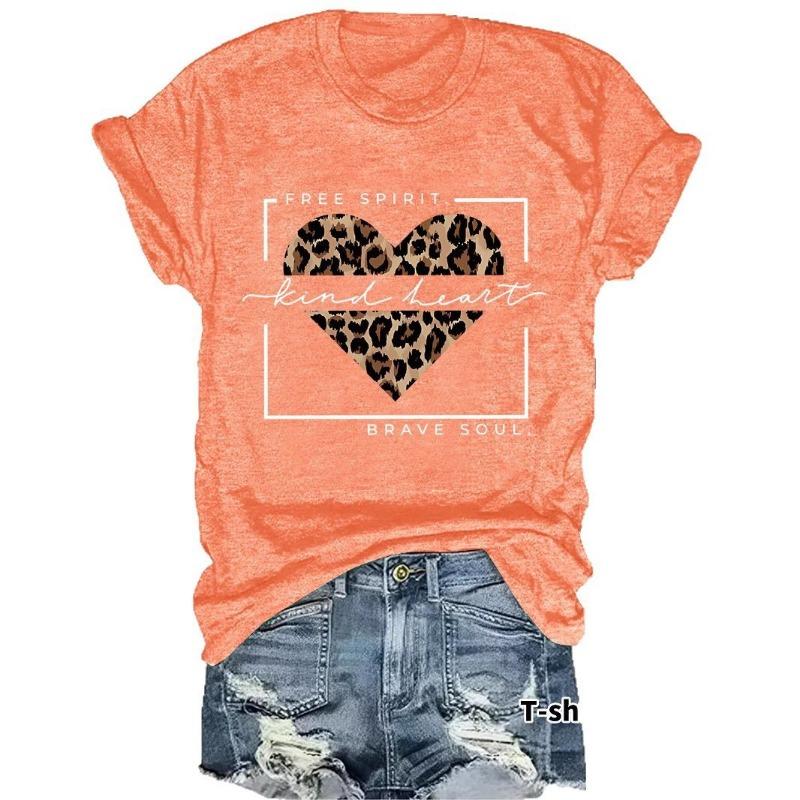 Ein neues lässiges T-Shirt mit Rundhalsausschnitt, lockerem Schnitt und kurzen Ärmeln, bedruckt mit Herzformen.