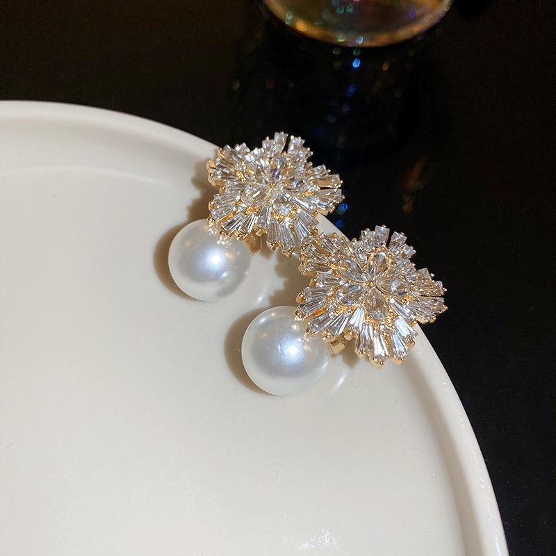 Elegant French Retro Floral Pearl Earrings - Geometric, Versatile, High-End Design for Women