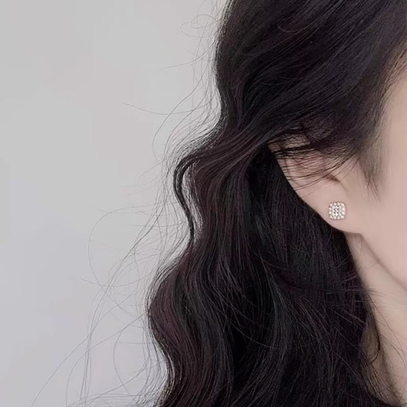 Sugar Cube Stud Earrings Women's Temperament Light Luxury French Geometric Commuter Earrings