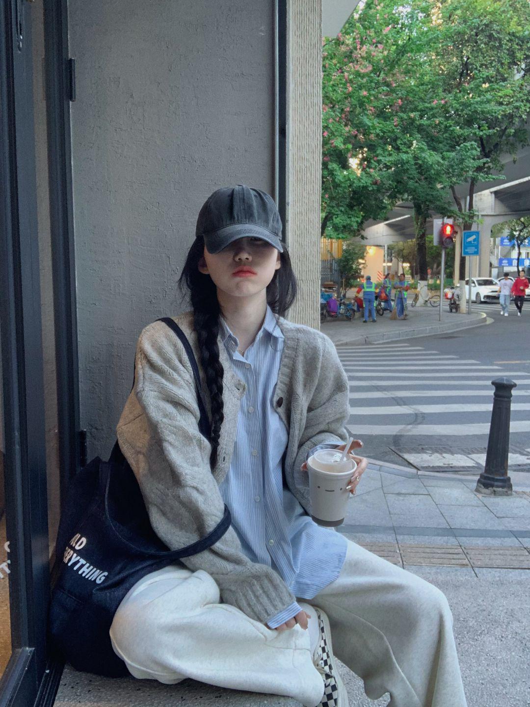 

Корейський мінімалістичний сірий кардиган із косами для жінок - вільний крій, ледачий стиль, колекція весна-осінь 2025. L (recommended 52.5-57.5 kg) сірий колір