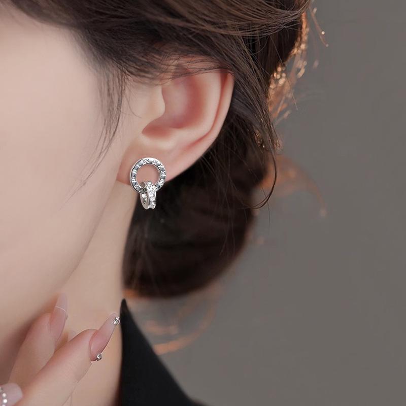Diamantbesetzte, ineinandergreifende römische Ziffern-Creolen mit Zirkonia-Hängern für Damen