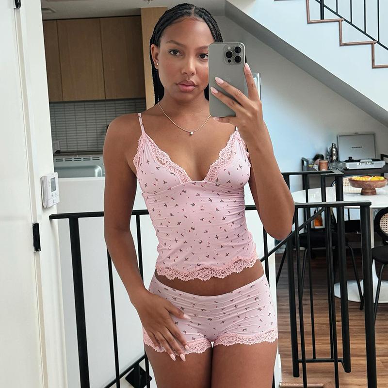 Koronkowe obszycie, mały nadruk w kwiaty, dekolt V, cienkie ramiączka, wysoka talia, obcisłe spodenki, casualowy komplet domowy, damski