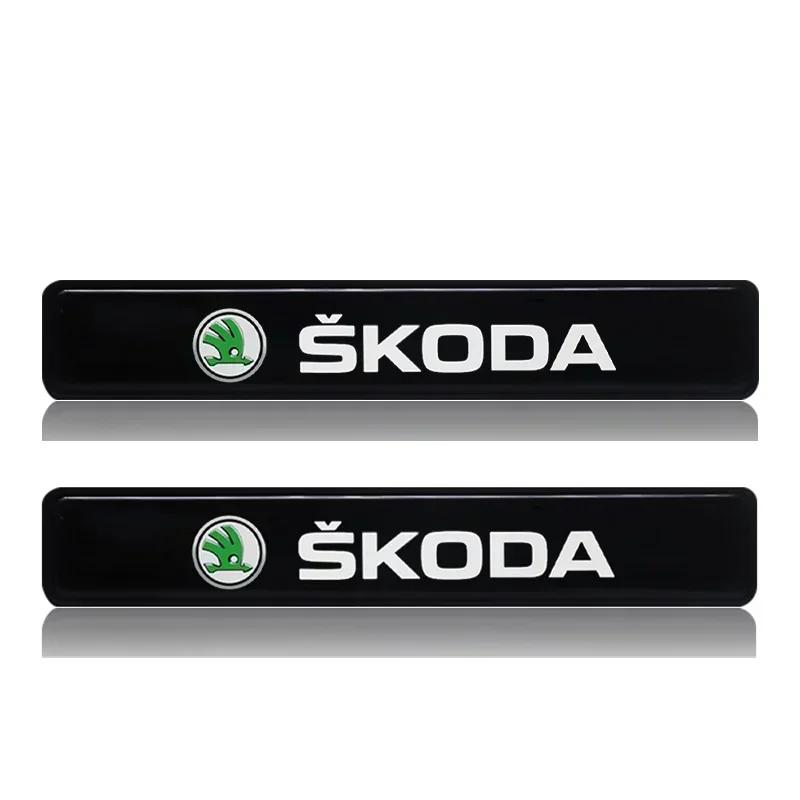 Samolepka na auto 2025 Horké 1/2 ks Dekorativní světlo na auto LED Přední mřížka Kapota Znak Odznak Dekorace Pro Skoda Octavia Fabia RS Kamiq Kodia