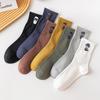 Herren-Kniebundsocken in einfarbigem Design mit hohem Bund aus Baumwolle mit Heißprägung eines Porträts – Trendiger Herbst-Winter-Stil