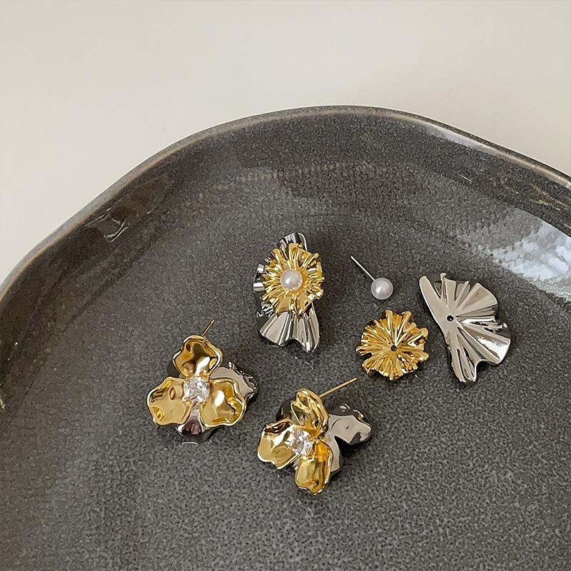 A Pair Of Gold And Silver Contrasting Flower Stud Earrings For Women, Metal Cold Wind Heavy Industry Exquisite Fashion Versatile Earrings