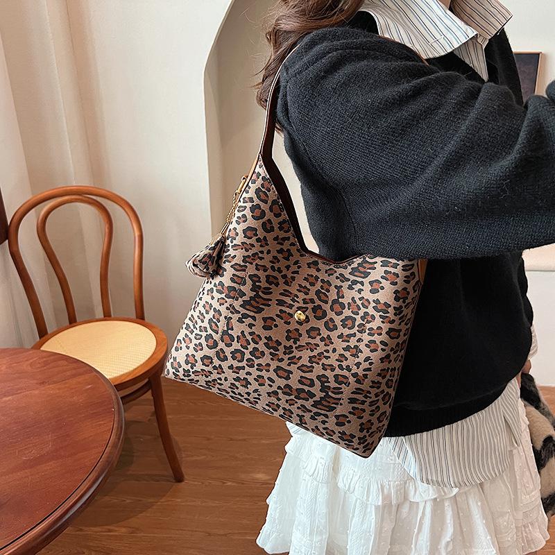 

Niche big bag women s 2025 autumn and winter new trendy versatile fashion leopard print women s bag shoulder armpit bag 26*8*27 цветной печати леопарда