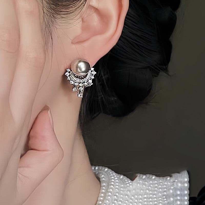 "Moonlight" Pearl Ear Clips - Elegant Tassel & Lace Design, Piercing-Free Earrings for Women.