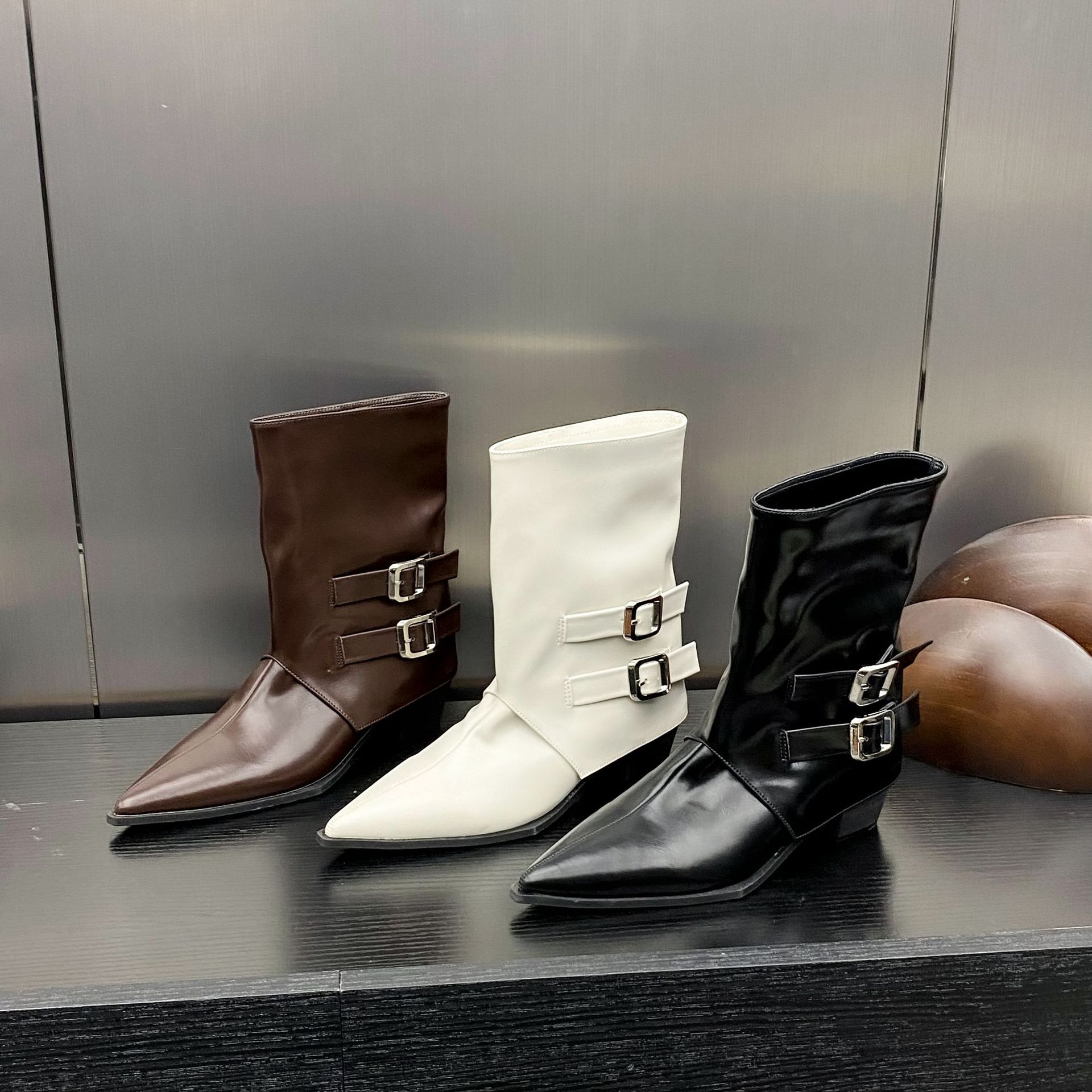 

2025 autumn new pointed belt buckle decorative low tube side zipper Martin fashion women s short boots Chelsea boots 39 коричневый