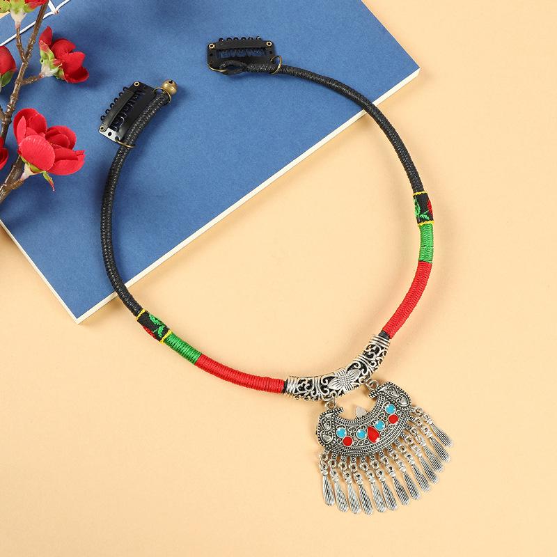 Retro woven fringed headdress, female Miao eyebrow pendant, forehead chain, ancient style, exotic Tibetan silver forehead collar.