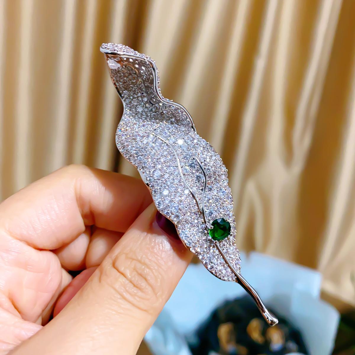 

SUYU Женская роскошная брошь с тонкой ручной работой и маленьким дизайном, микроинкрустированная цирконами, брошь в виде зеленого листа, вечернее платье