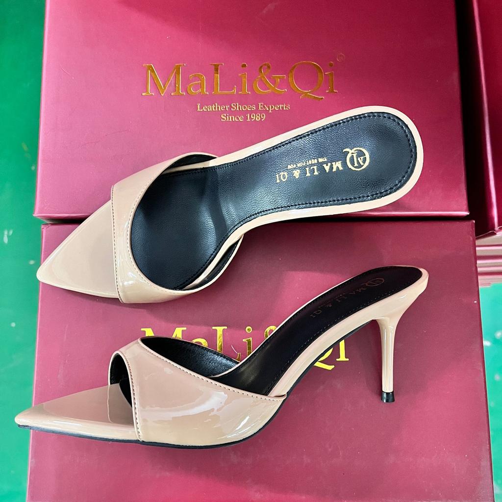 Black high heels, pointed toes, stiletto, one-word belt, and versatile temperament cool slippers.