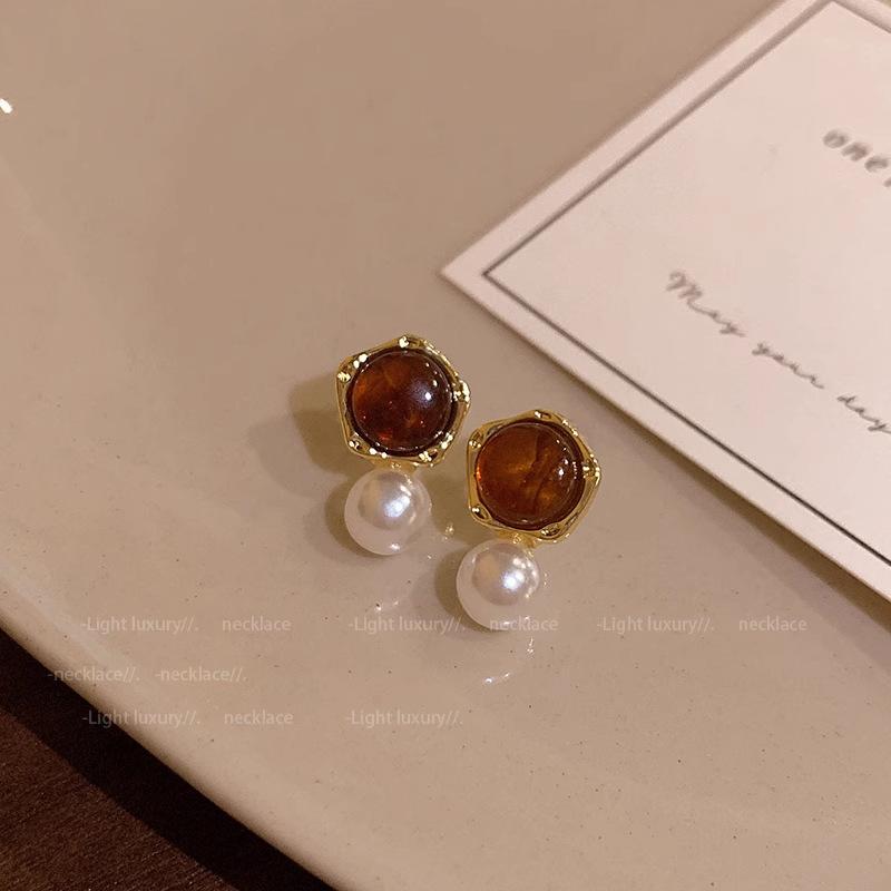 

Vintage Maillard coffee stud earrings, new popular unique temperament pearl earrings, daily versatile earrings for women