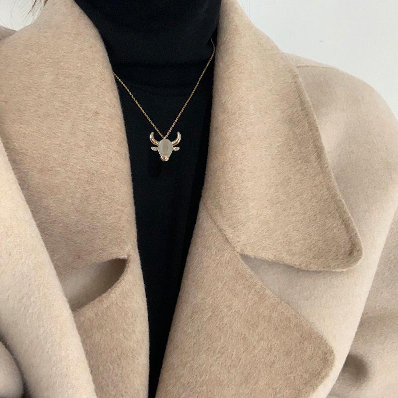 Elegant Metal Heart Clavicle Necklace for Women - Light Luxury Design