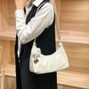 Knödelförmige Umhängetasche mit einem Unterarmgurt, Eine hochwertige und Nischen-Damen-Crossbody-Tasche