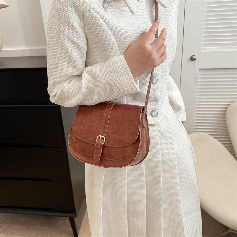 Today's popular bags are winter new simple and fashionable messenger bags, casual and fashionable one-shoulder underarm saddle bags.