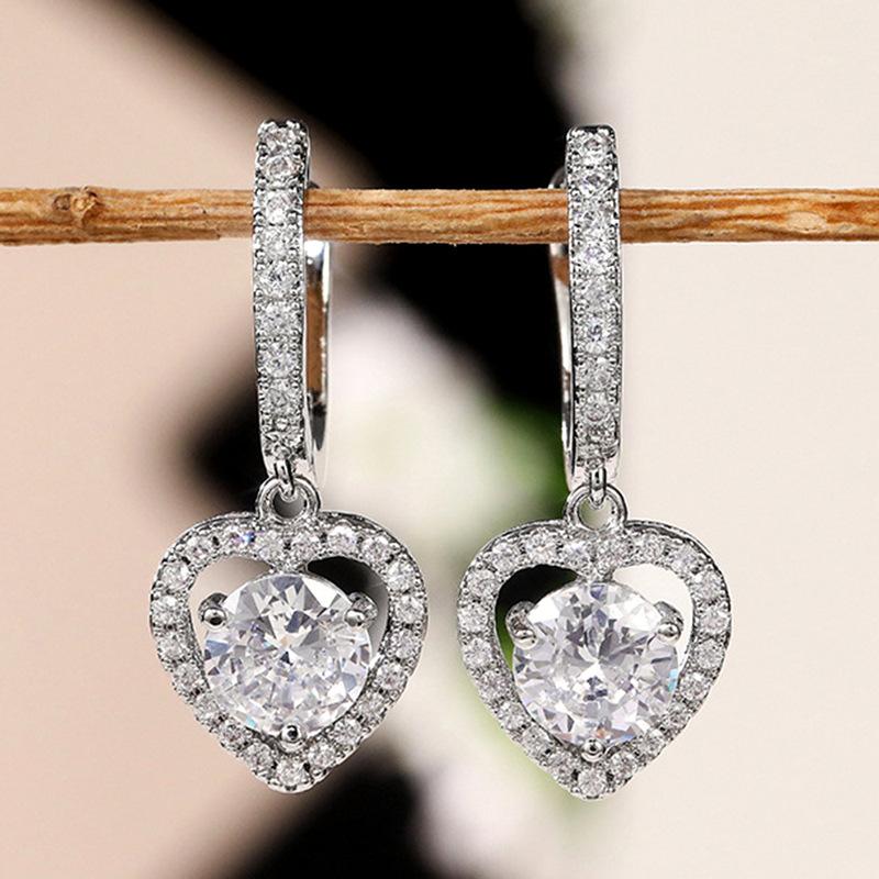 

Popular style platinum hollow love three-claw white round diamond ear buckle women s exquisite heart-shaped versatile earrings
