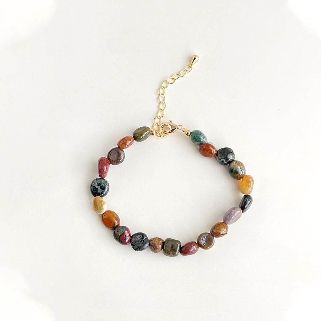 

Natural stone beaded bracelet, colorful, fashionable, and vintage.