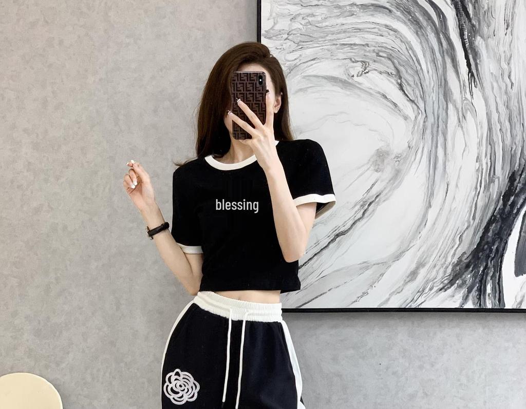 Elegant Women's Summer Casual Suit: Stylish Wide-Leg Pants Two-Piece Set for an Age-Reducing Street Style.