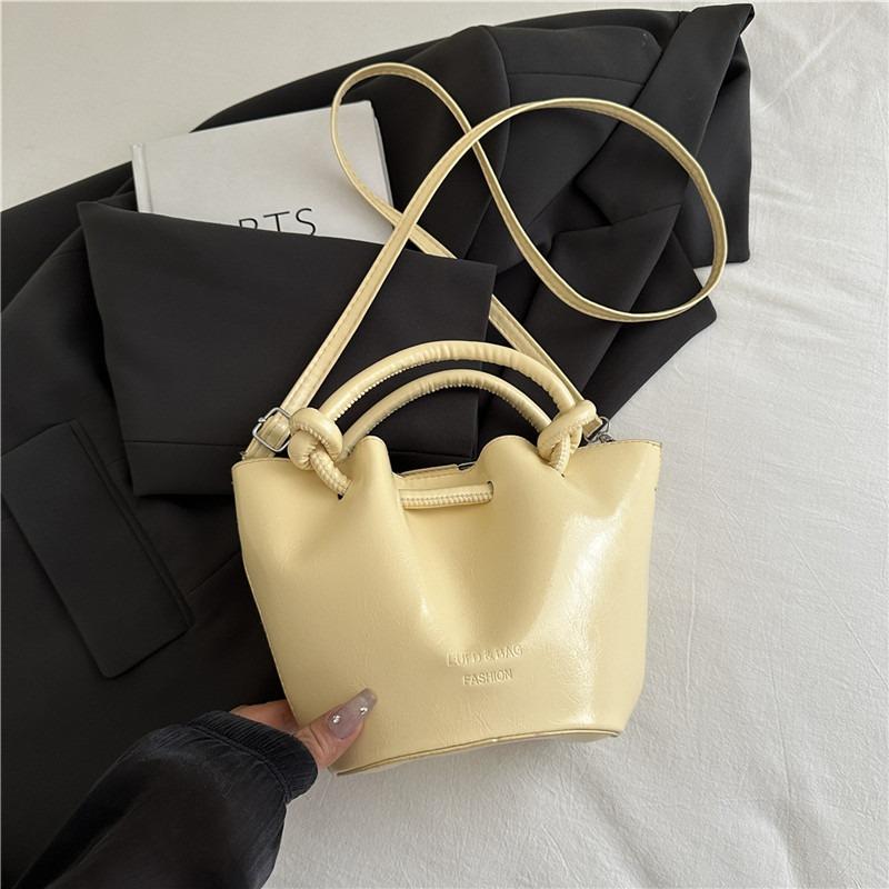 

Ручная маленькая сумка женская новая модная летняя популярная универсальная сумка-мессенджер высококлассная нишевая сумка-ведро жёлтый