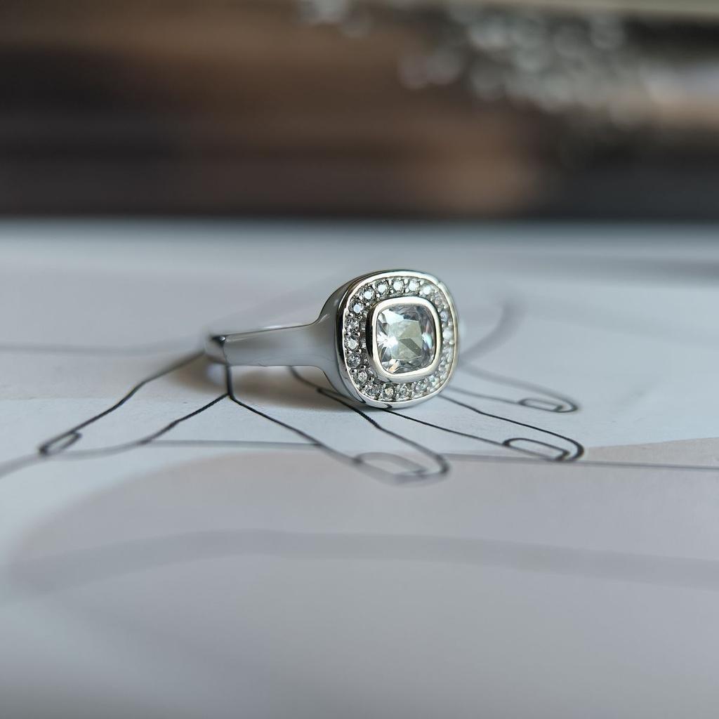 Серебряное кольцо с емаллю, фианитами, вес изделия 2,8 гр (60002259)