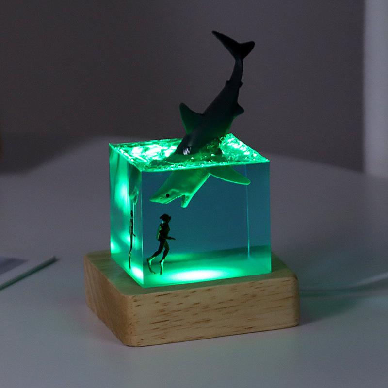 Adorno de Cubo de Resina de Ballena Jorobada Luminoso para Noche