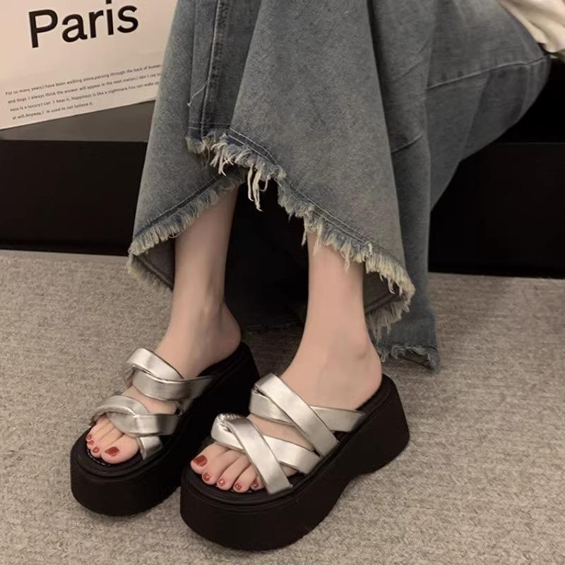 High-value beautiful slippers women's summer 2025 new versatile explosive casual muffin thick-soled heightening sandals