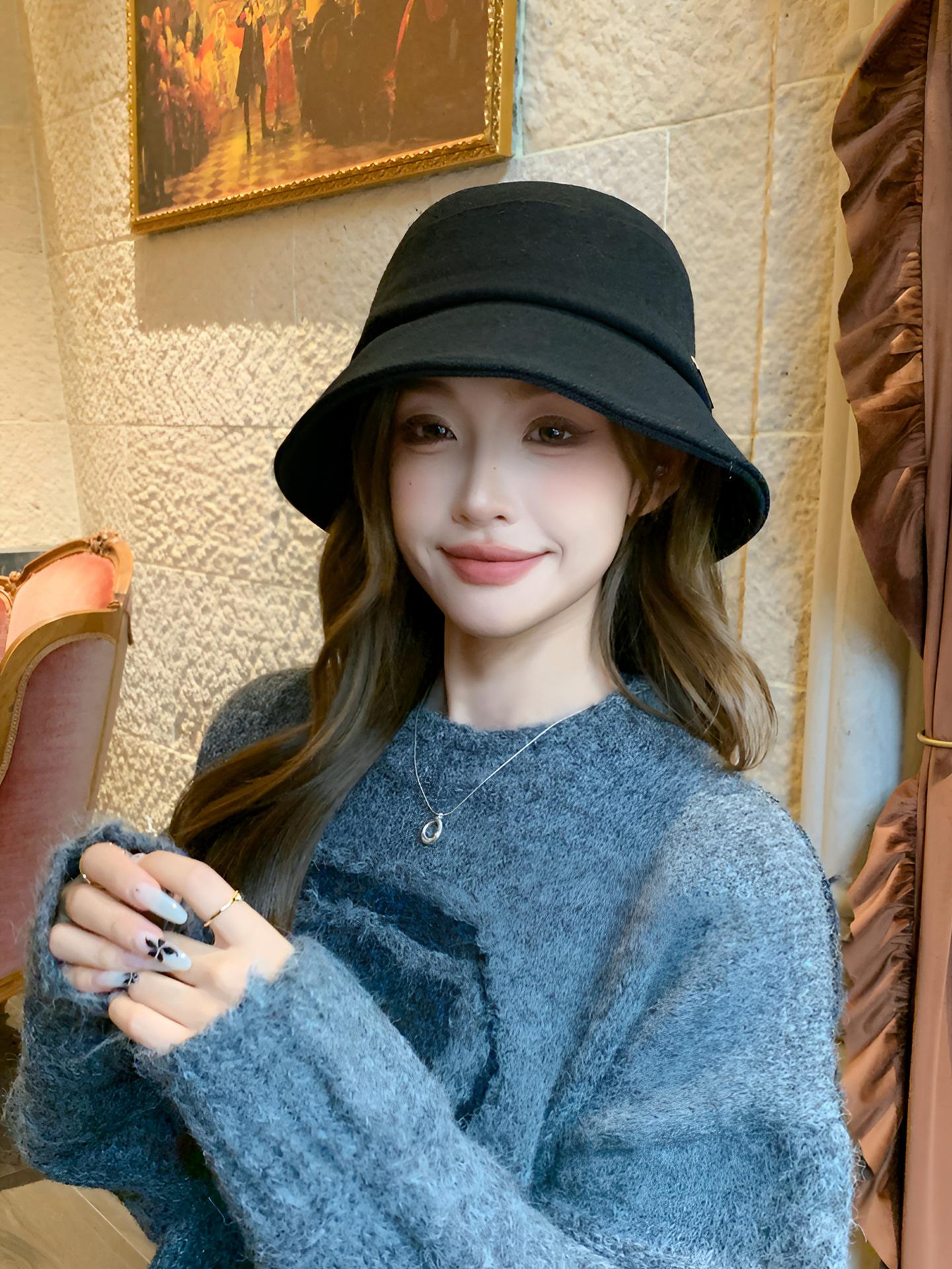 

Elegant Japanese-Style Bucket Hat: Autumn/Winter Fashion with Bow and Letter Logo