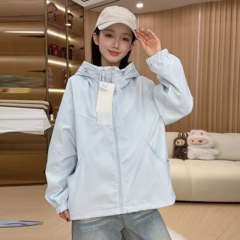 Fashionable Zippered Windbreaker Short Jacket with Hood Versatile Outdoor Jackets for All Seasons