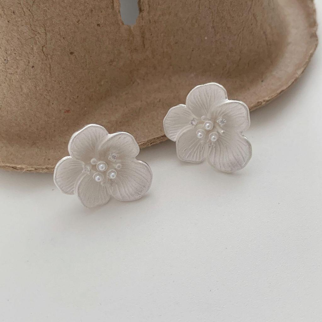 Elegant Three-Dimensional Floral Stud Earrings: French Retro Chic, Versatile & Luxurious Design for Women