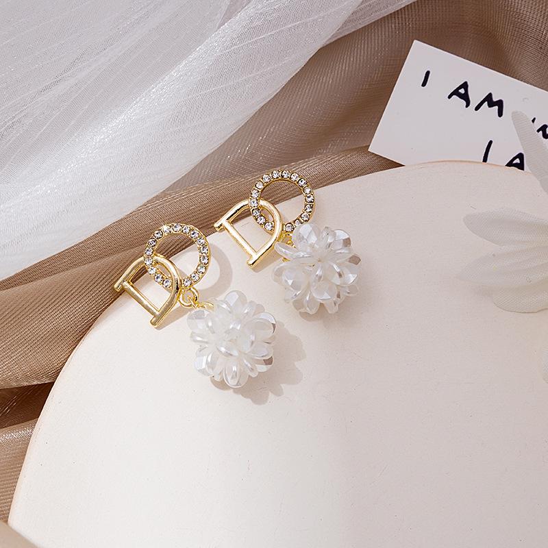 Zilveren Naald Koreaanse Witte Bloemblaadjes Schelp Oorbellen met Transparante Bloem en Parel Kwastje Stud