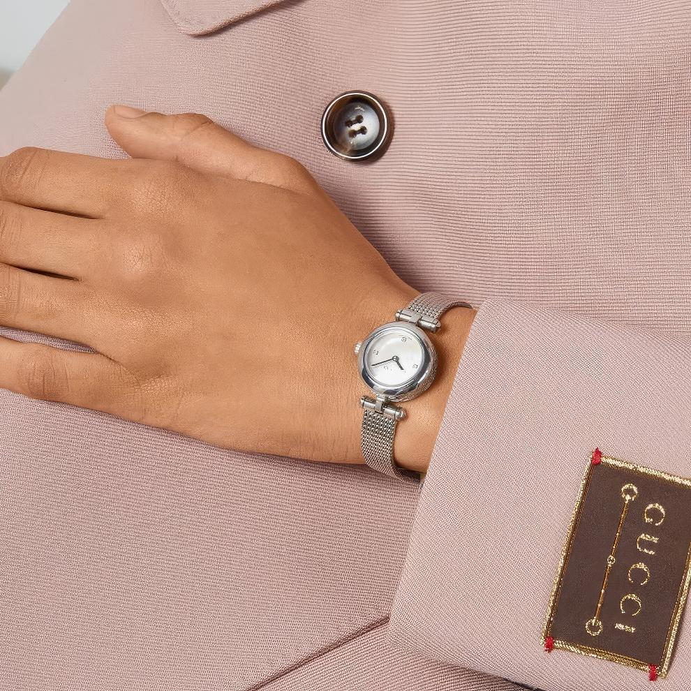 Gucci Montre pour femme YA141512 avec cadran en nacre et diamants