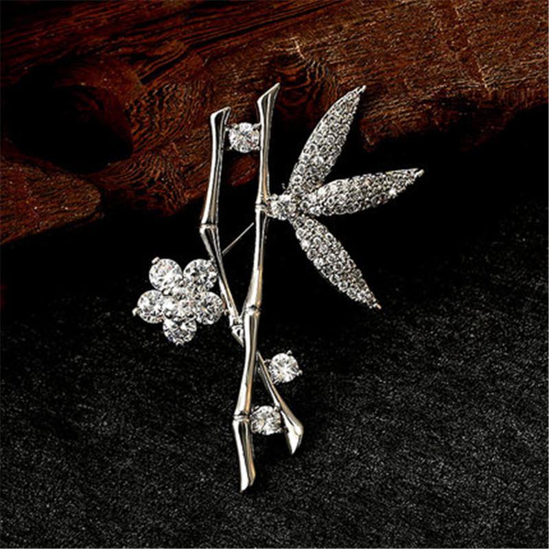 Korean Style Pearl Brooch: Versatile Floral Diamond Pin for Women's Coats