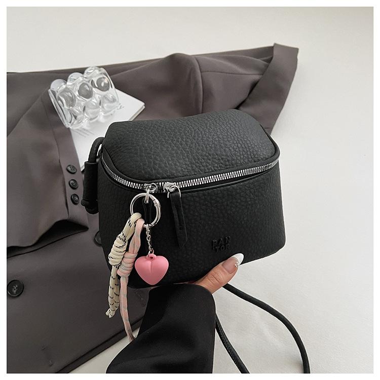 

Niche simple and fashionable high-end pillow bag single shoulder oblique span large-capacity work commute 2025 spring and summer small square bag