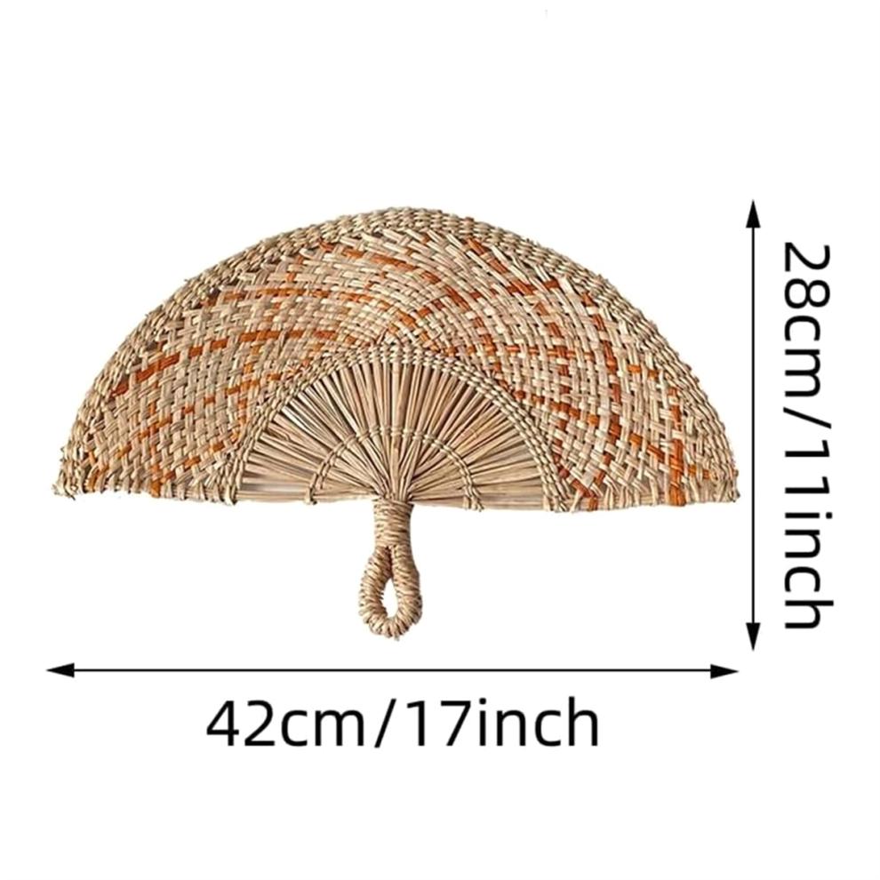 Handgewebter Hängefächer aus Seegras mit umwickeltem Griff im Boho-Stil