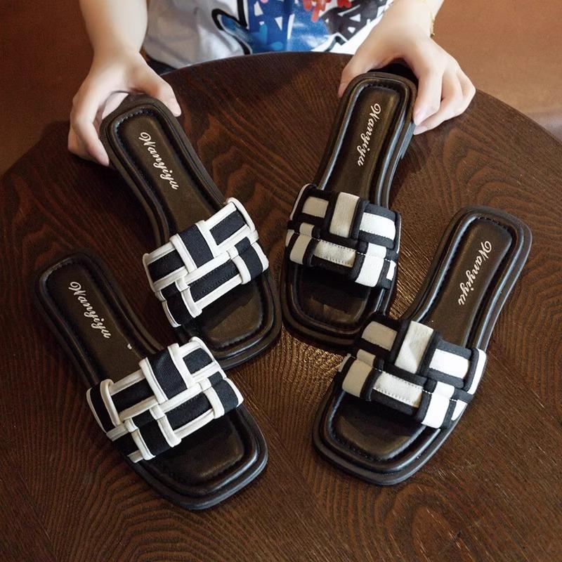 Soft-soled slippers women's summer wear 2025 new seaside vacation pregnant women flat-bottomed Internet celebrities French one-word cool slippers