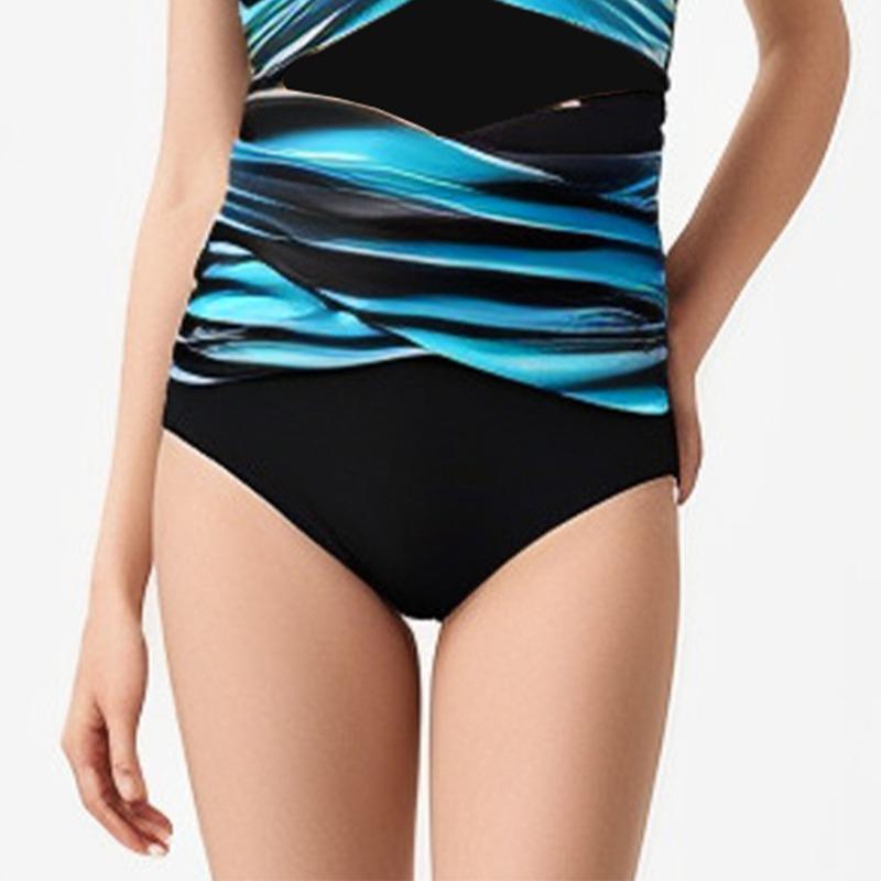 The New Contrasting One-piece Swimsuit Is a Feminine Gathering High-end Swimsuit with an Open Back Tight Suspender Strap