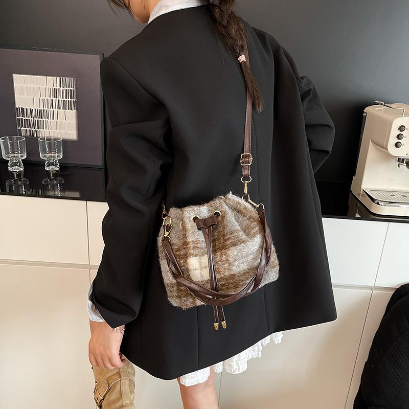 Woolen drawstring bucket bag women's 2025 autumn and winter new plaid shoulder bag versatile casual messenger bag commuter bag