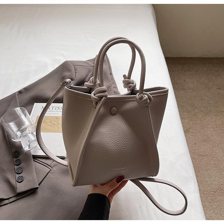 2025 spring and summer new fashion high sense simple solid color bucket bag versatile temperament women's commuter messenger bag