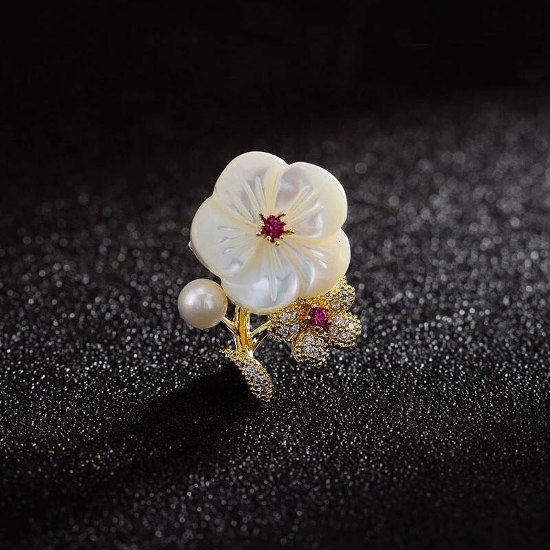 Natural Shell Flower Anti-Light Brooch Trendy Temperament Accessories Cardigan Buckle High-End Corsage Pin