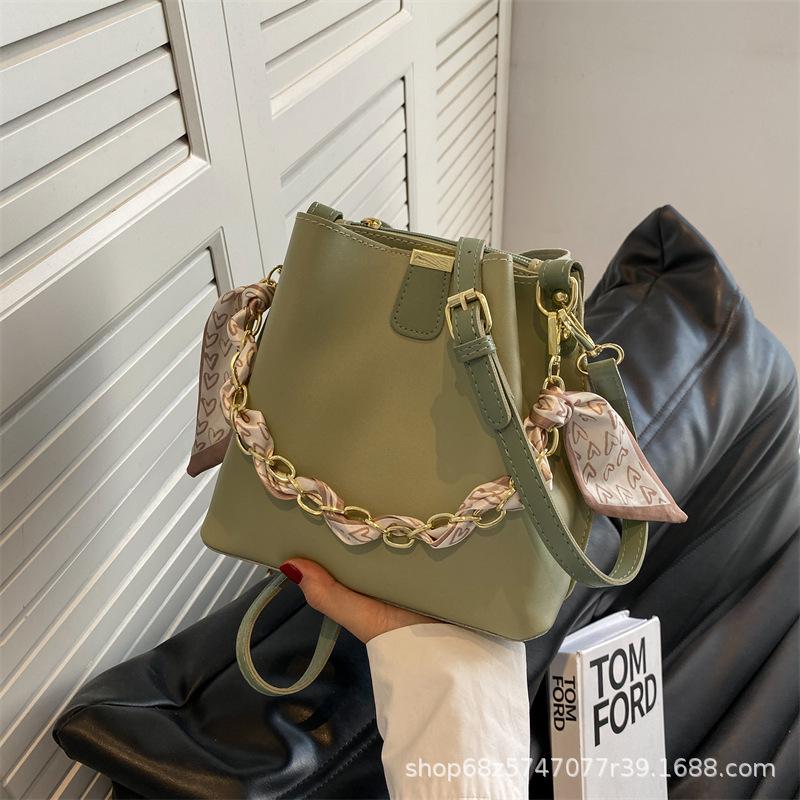 

Advanced sense of foreign style and large capacity 2025 new women s bags are popular in spring and summer. Versatile messenger bags, shoulder bucke зелёный