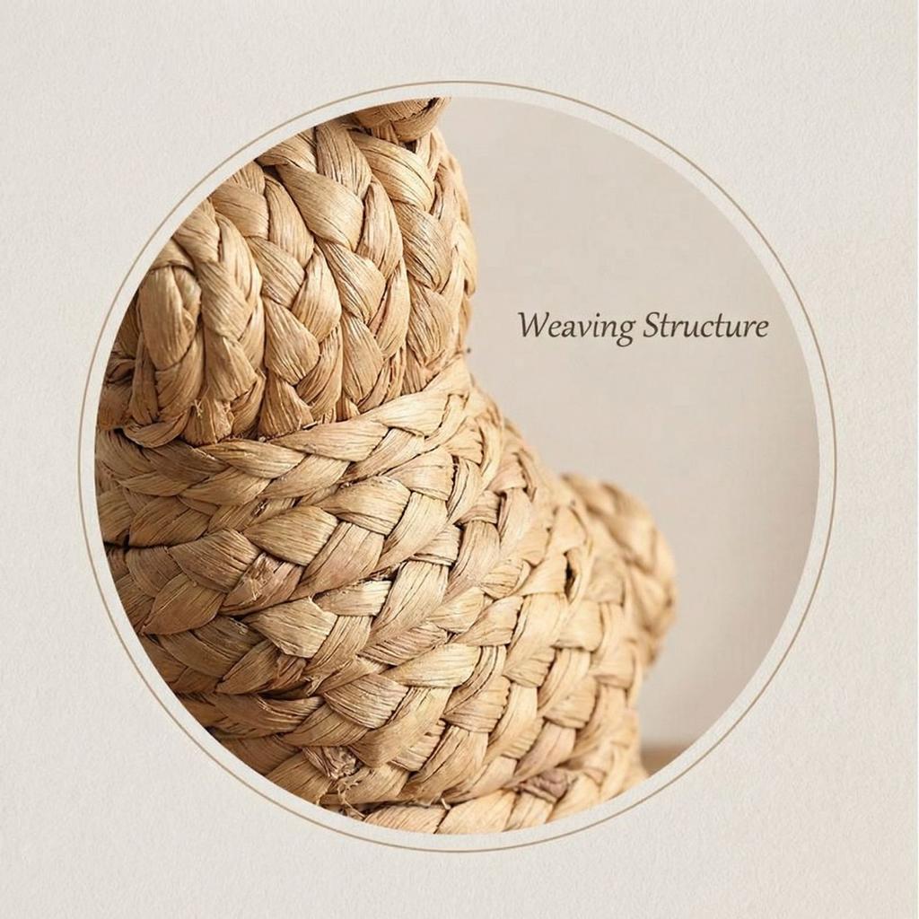 Dieses strohgewebte Schreibtischornament ist perfekt für die Schreibtischdekoration und als Dekoration für Oster- und Frühlingspartys.