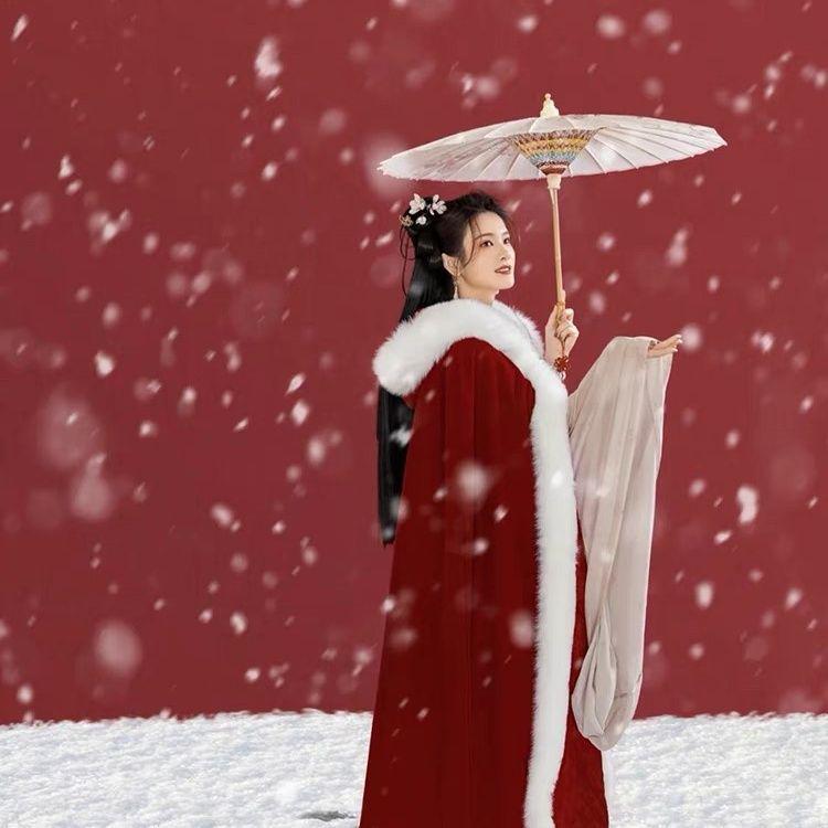 Damen Winter Roter Hanfu Umhang: Langes, mit Fleece gefüttertes Xiuhe Brautumhang.