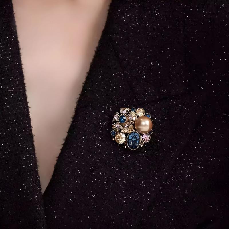 Luxuriöse Blumenbrosche, Hochwertige feminine Perlenbrosche, Leichter Luxus und Nischendesign-Sinn Brosche