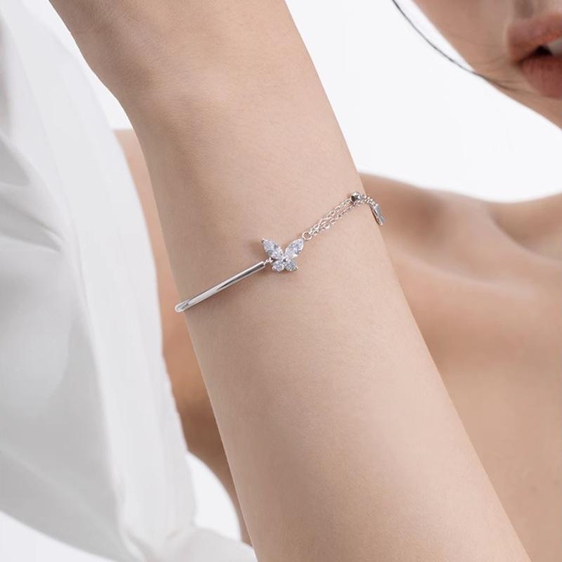 Neues Schmetterlingsarmband für Damen, luxuriöses Nischendesign, exquisites versilbertes Armband, Geschenk zum Geburtstag der Freundin, Qixi