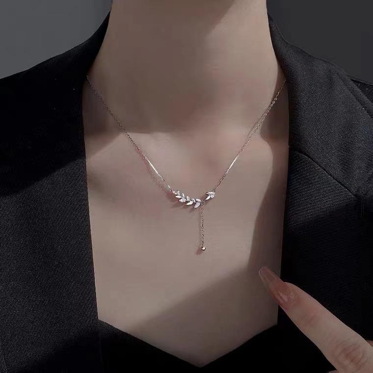 Doppellagige Schmetterlings-Schlüsselbeinkette: Eleganter Damen-Choker mit trendigem Nischen-Anhängerdesign  für 2024.