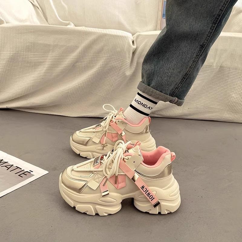 

Showing feet small fried street thick-soled dad shoes women s spring and autumn new height-increasing casual sports shoes 35