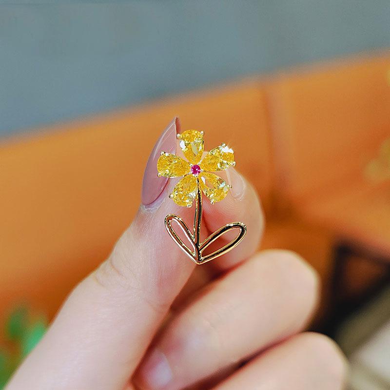Cute and High-end Floral Brooch Trendy and Individualistic Imitation Crystal Brooch Anti-glare Brooch