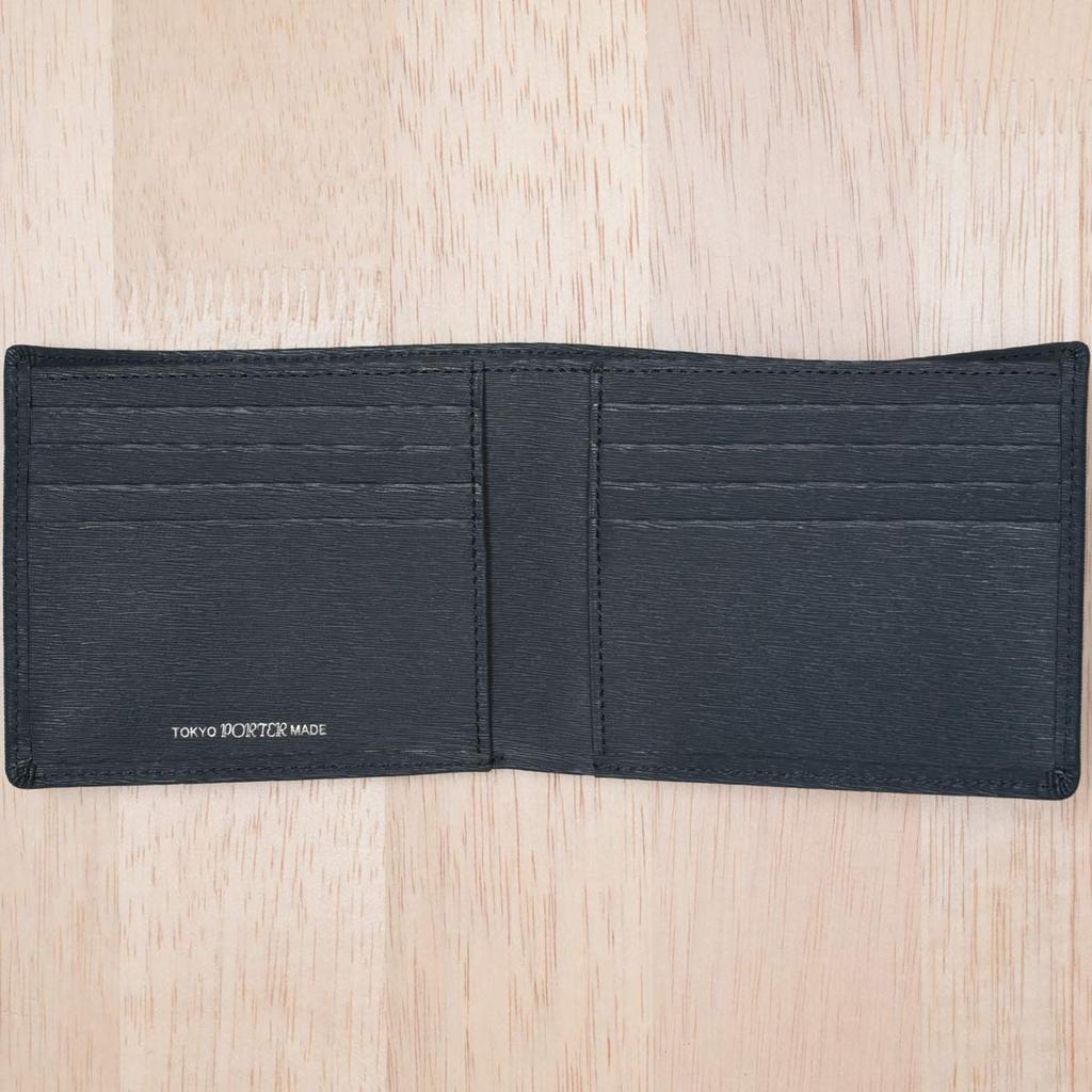 Porter Aktuelles Portemonnaie von Yoshida Dieses und ein einfaches Bifold-Portemonnaie haben kein Münzfach und sind aus Rindsleder mit einer Jacquard-Gerbung Made