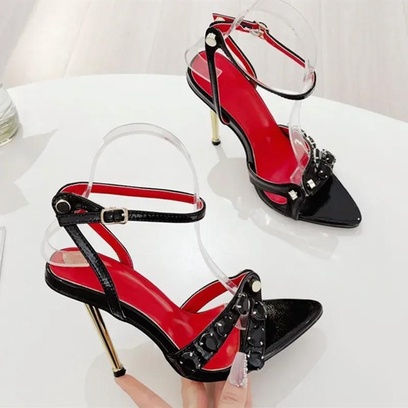 Sexiga Sandaler med Spetsig Tå, Öppen Tå och Tunna Höga Klackar för Kvinnor, Design med Ädelstenar, Metallnitar och Smala Band, Lyxiga Festklackskor